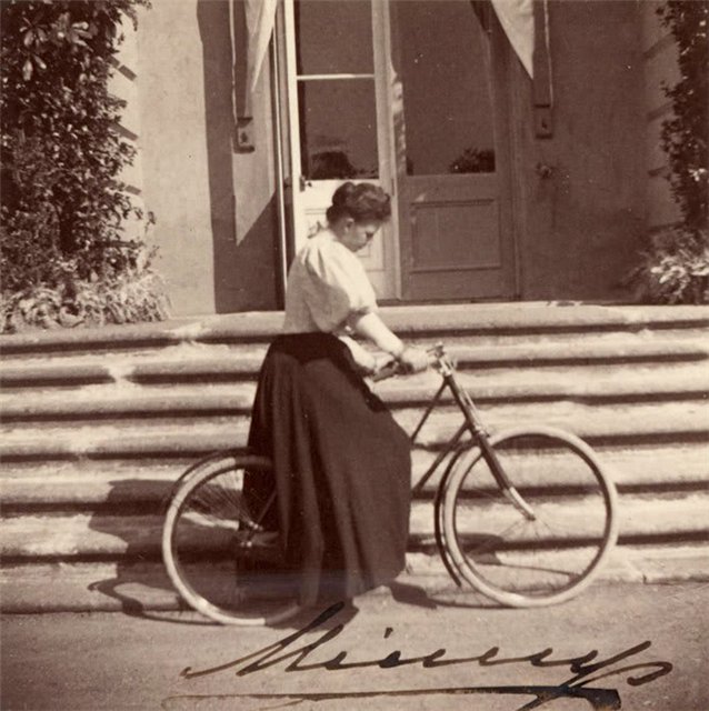 Императрица Мария Федоровна во время велосипедной прогулки