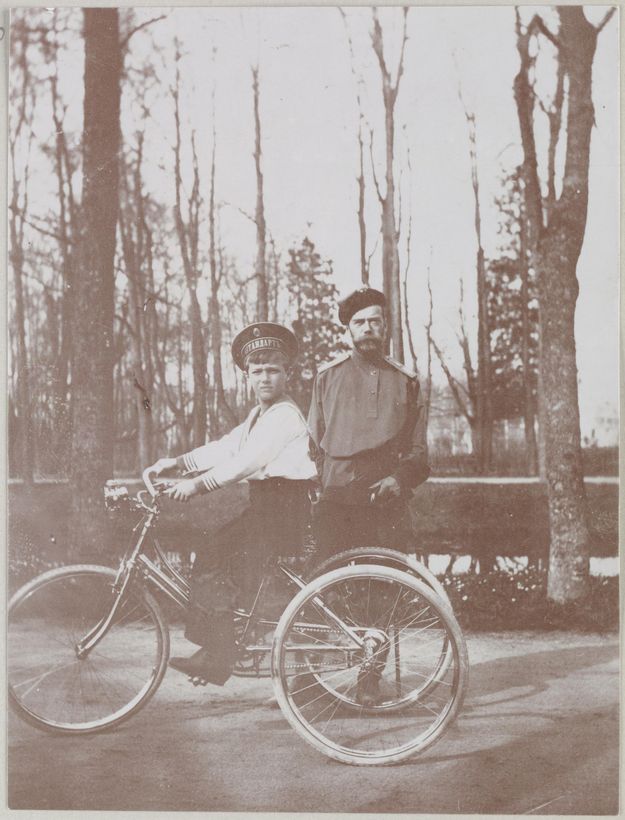 Николай II и наследник Алексей на велосипеде. Дорожки парка