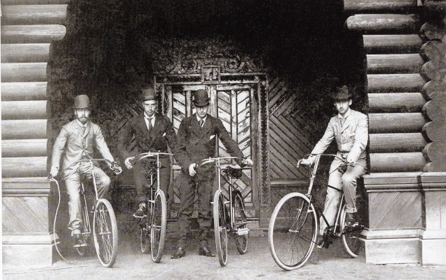 Крайний слева – будущий Николай II на велосипеде фирмы «Зингер»