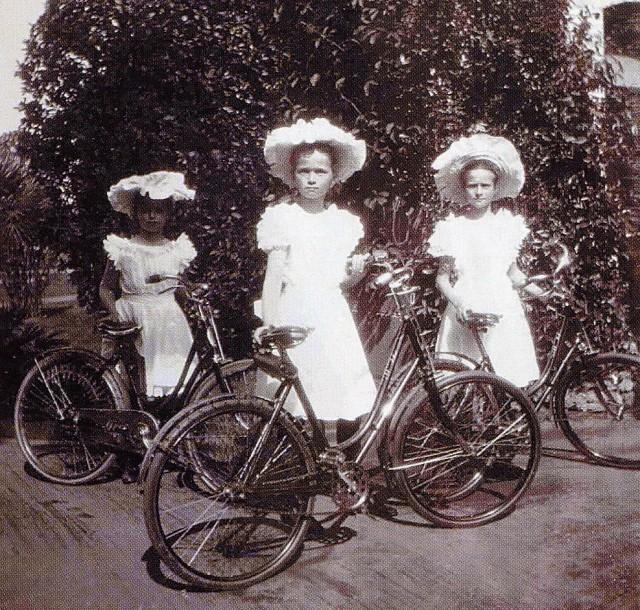 Дочери Николая II с малолетства катались по дорожкам Петергофского и Царскосельского парков, около 1908