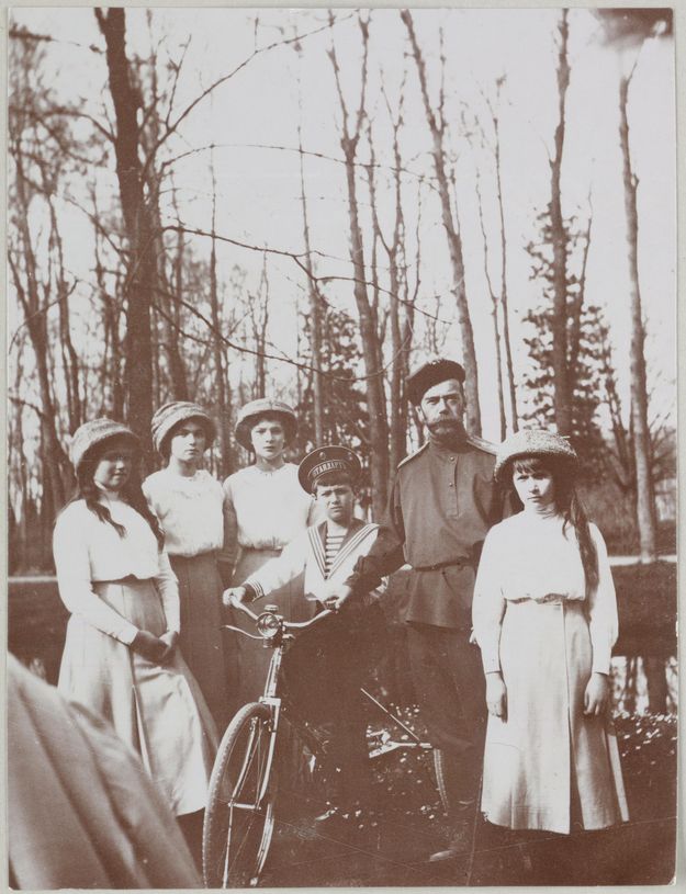 Семейный портрет семьи Романовых в парке