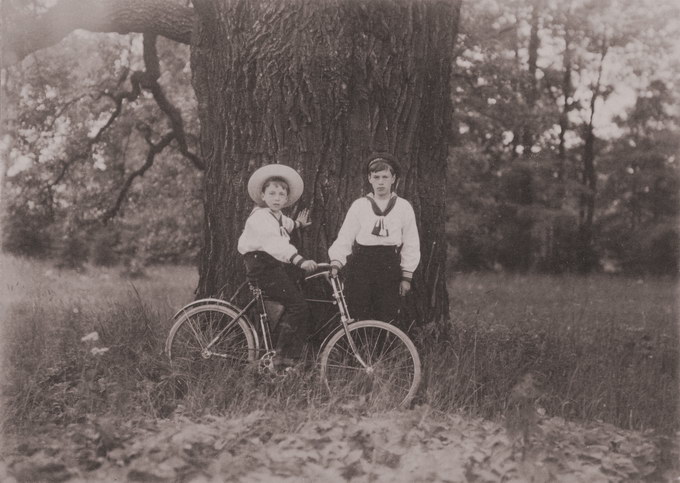Младшие сыновья вел. кн. Ксении Александровны с велосипедом. 1911-1916