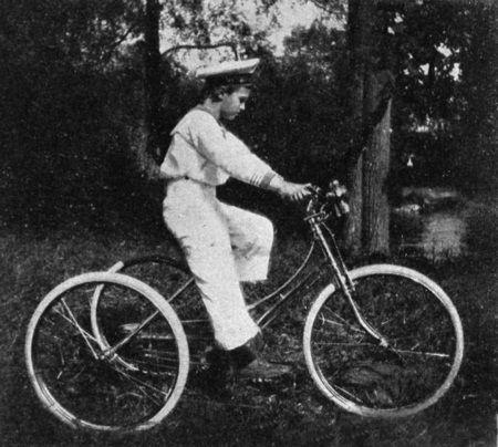 Цесаревич Алексей на велосипеде в парке, 1914 г