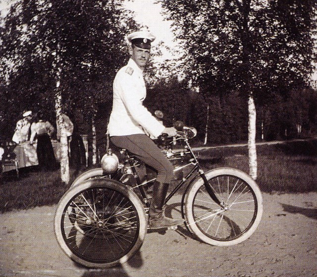 Великий князь Михаил Александрович на моторном французском велосипеде 1910 год