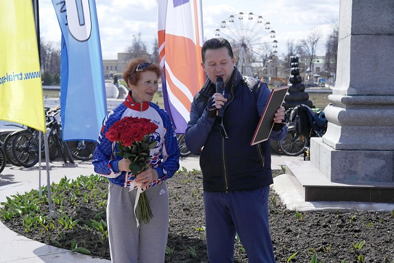 На Открытии велосезона - 2016 велопутешественница Юлия Михайлюк награждена почётным знаком